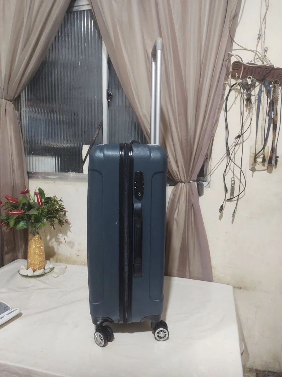 Vendo uma mala de material rígido média 14 kg - Foto 2