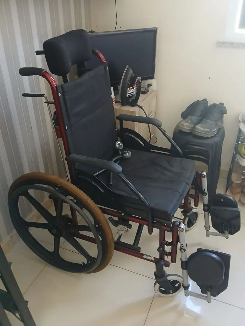 Cadeira de roda especial com encosto de cabeça  