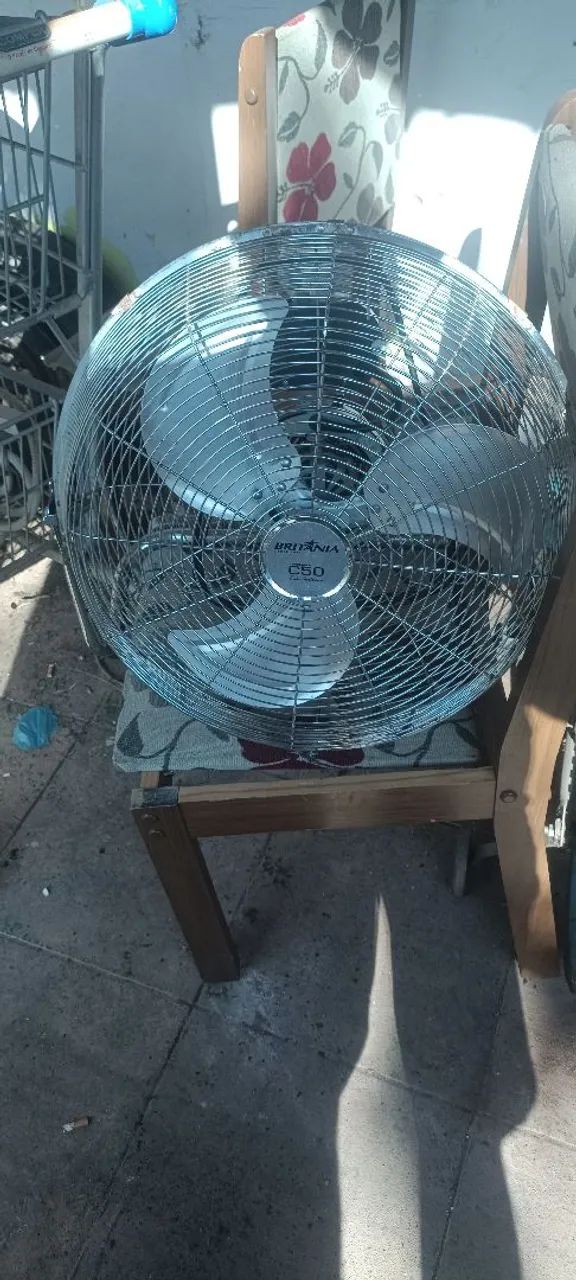 Ventilador Britânia em inox e alumínio 