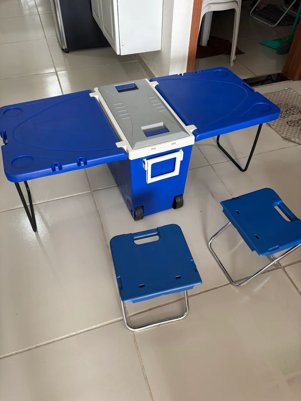 Caixa termina cooler 32L com rodas, mesa e bancos - Foto 5