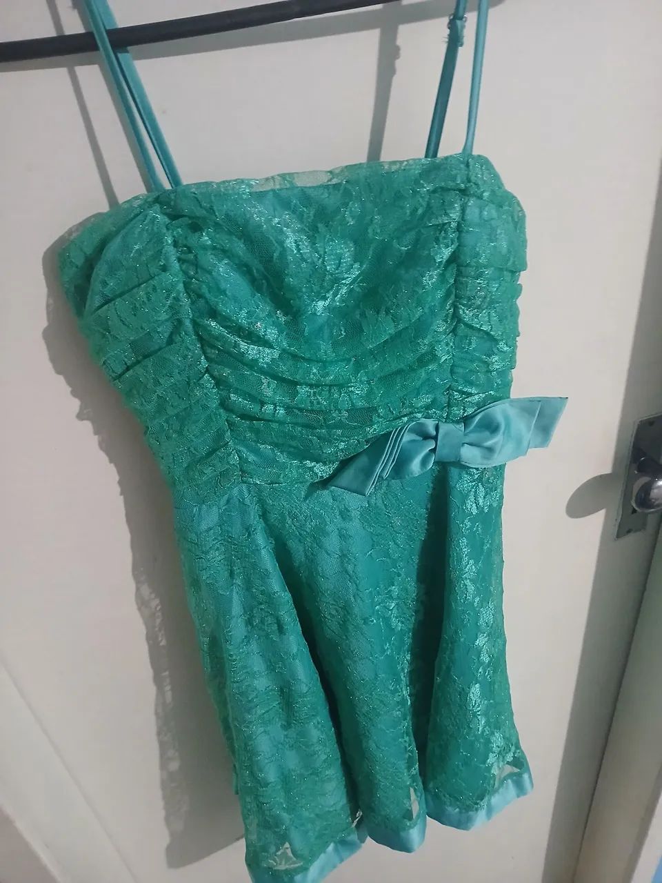  Vestido Verde Esmeralda com Drapeado e Laço - Sofisticado e Charmoso!
