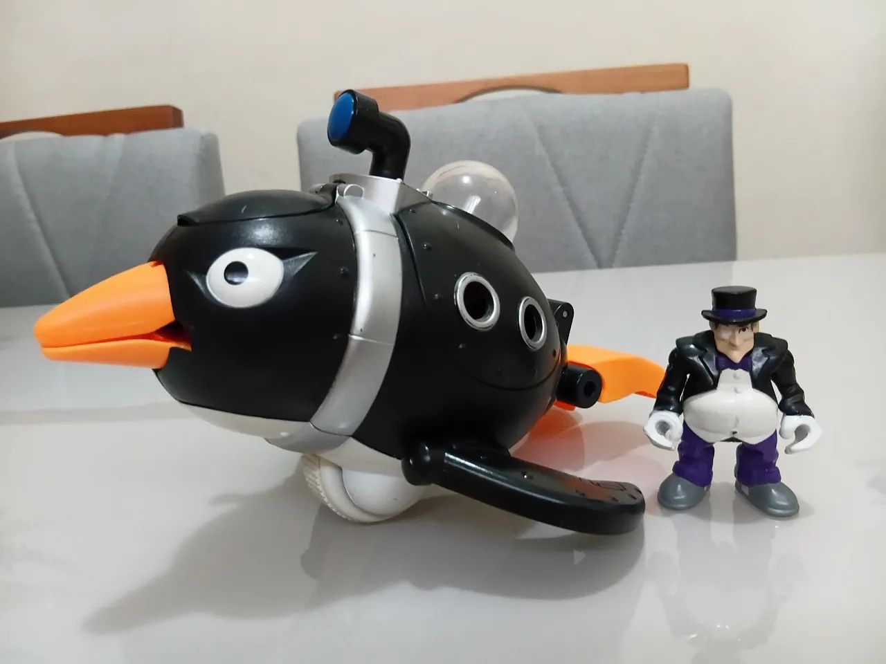 Imaginext Dc Super friends - Veiculo do Pinguim com boneco
