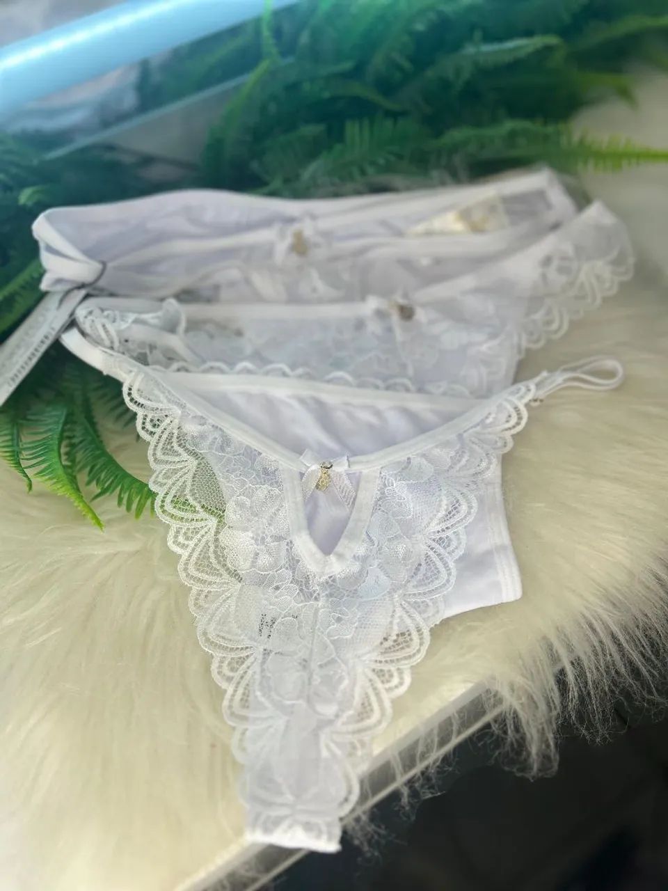 Conjunto de calcinha em renda branca.