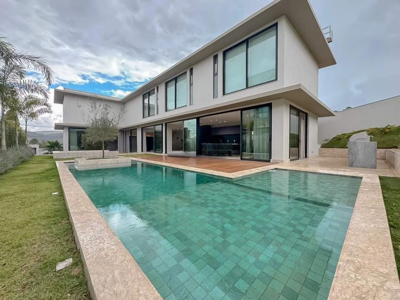 Casa com 4 suítes, 564m², no Alphaville/Nova Lima