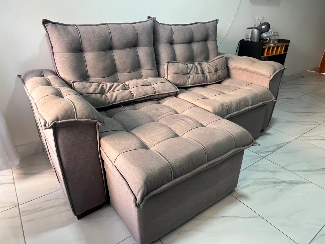 Sofa retrátil e reclinável acompanha 2 puffs  - Foto 2