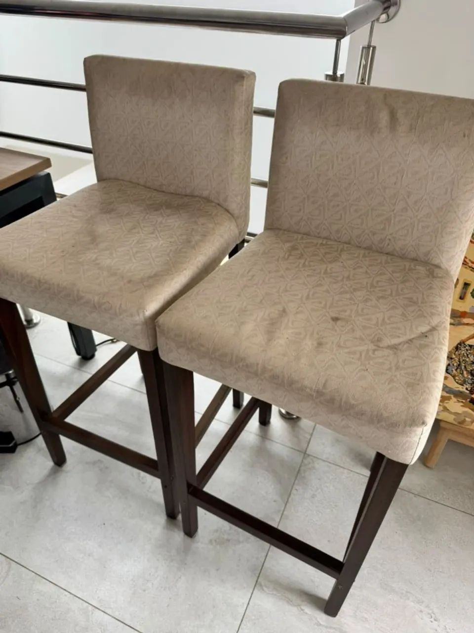 Par de banquetas altas estofadas