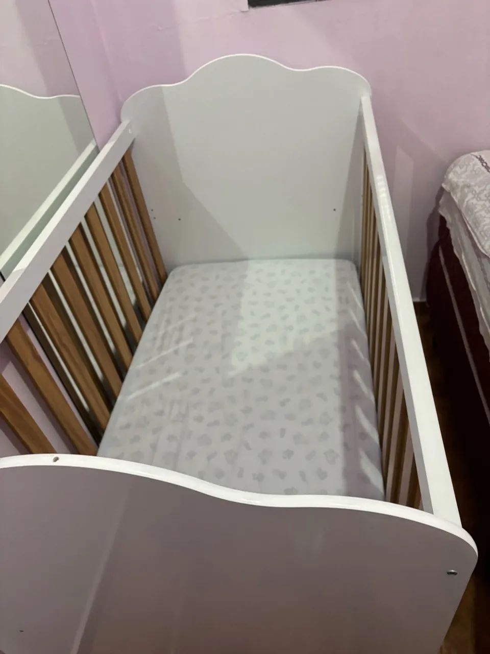 Berço de bebê que vira caminha 