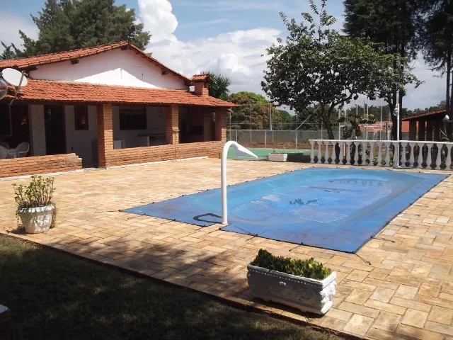 Sitio em condomínio fechado 2 casas, área gourmet, sauna, piscina e muito mais.