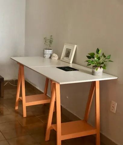 Mesa em MDF + pintura Laca ( tampo e cavaletes ) 