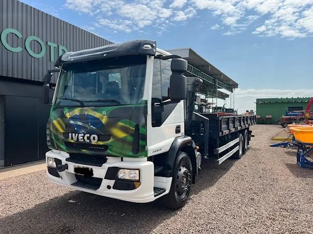 Caminhão Iveco Tector 240E25 c/ Munck