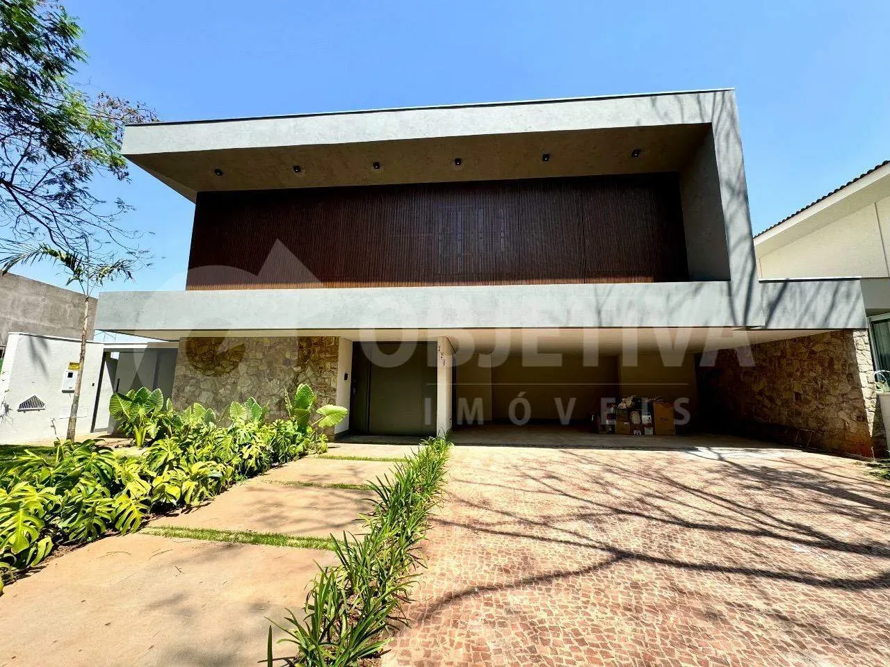 Espetacular casa nova em 3 pavimentos no condomínio de alto padrão Reserva do Vale em Uber