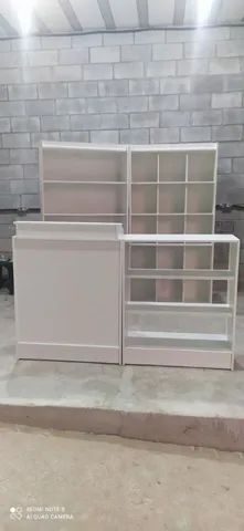 BALCÃO CAIXA + BALCÃO VITRINE + COLMÉIA E PRATELEIRA MDF 