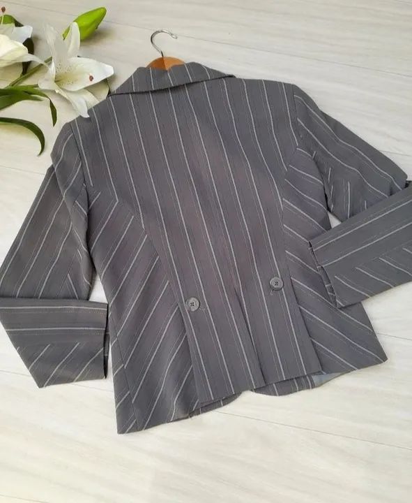 Blazer feminino risca de giz na cor cinza  - Foto 2