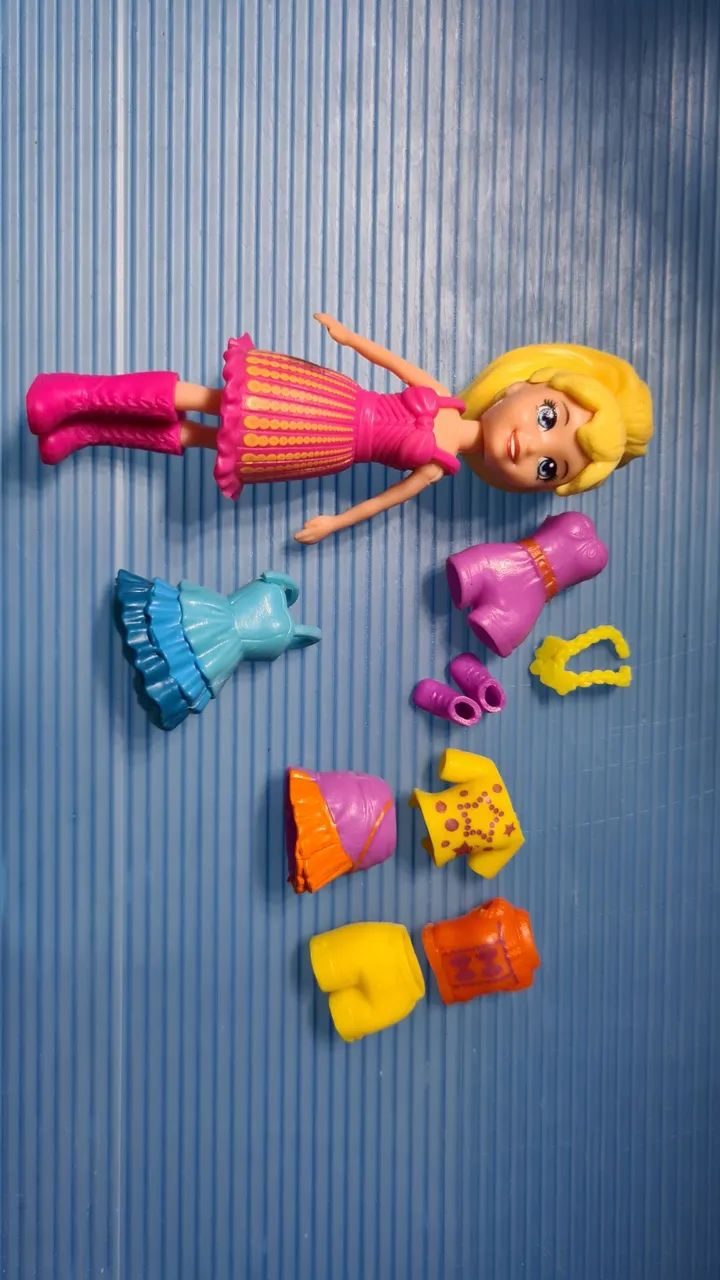 Boneca  polly pocket com Roupas e Acessórios