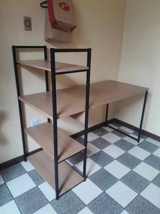 Escrivaninha para trabalhar ou estudar