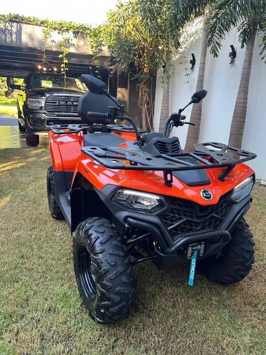 Quadriciclo CFMoto CForce 4x4 - Impecável