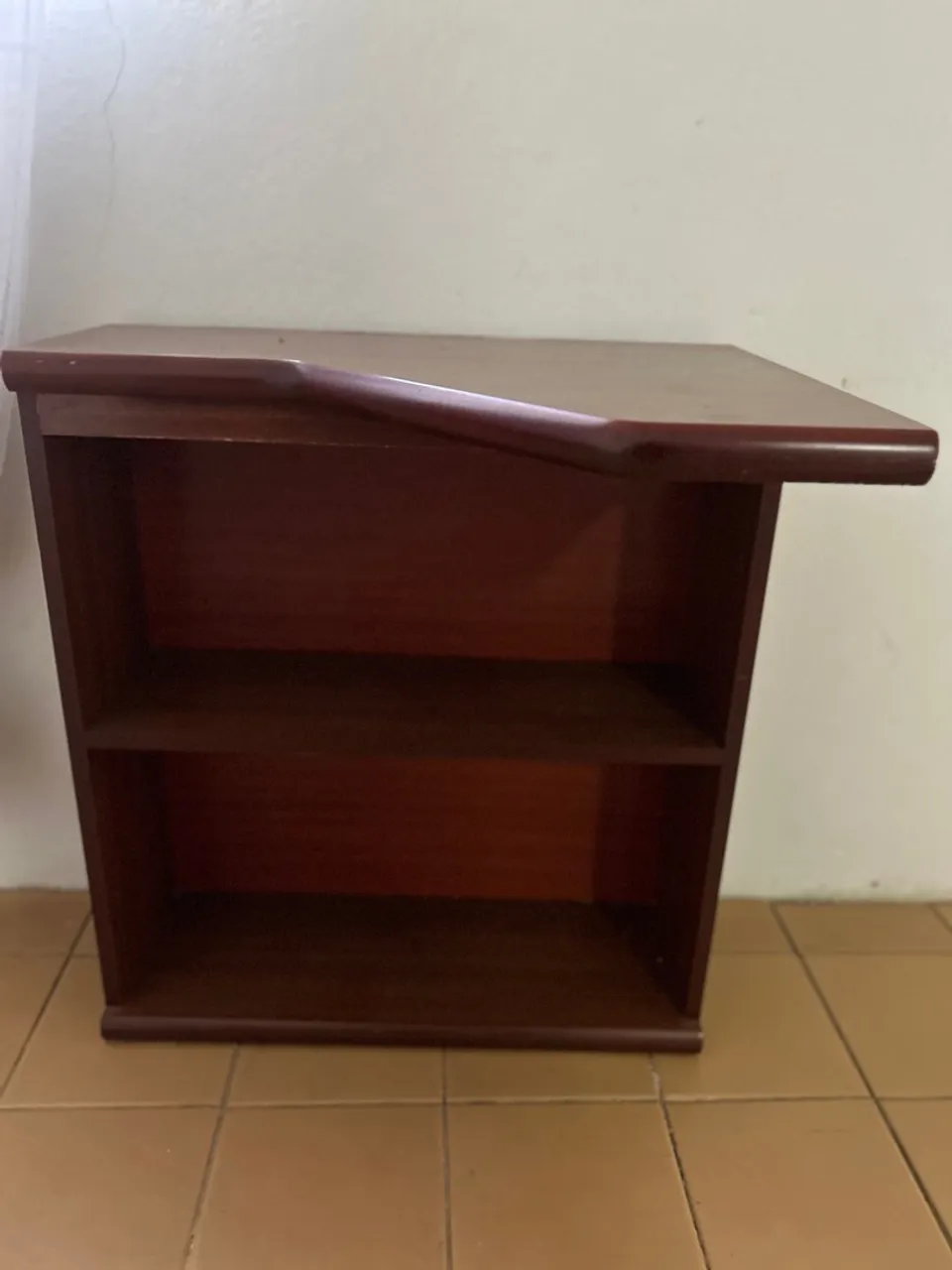 Mesa de canto triangular em madeira