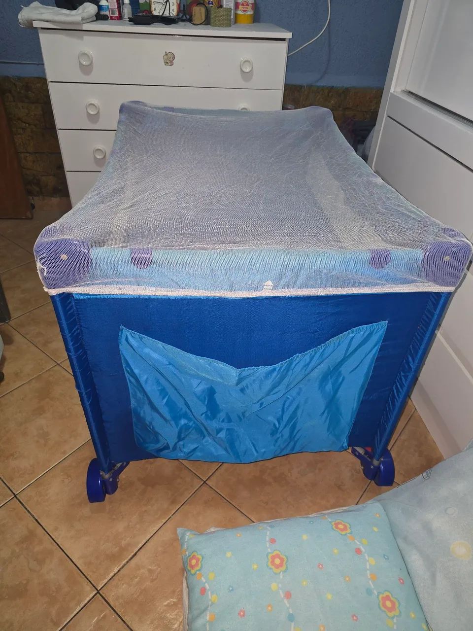 Berço Portátil Azul com Mosquiteiro - Foto 2