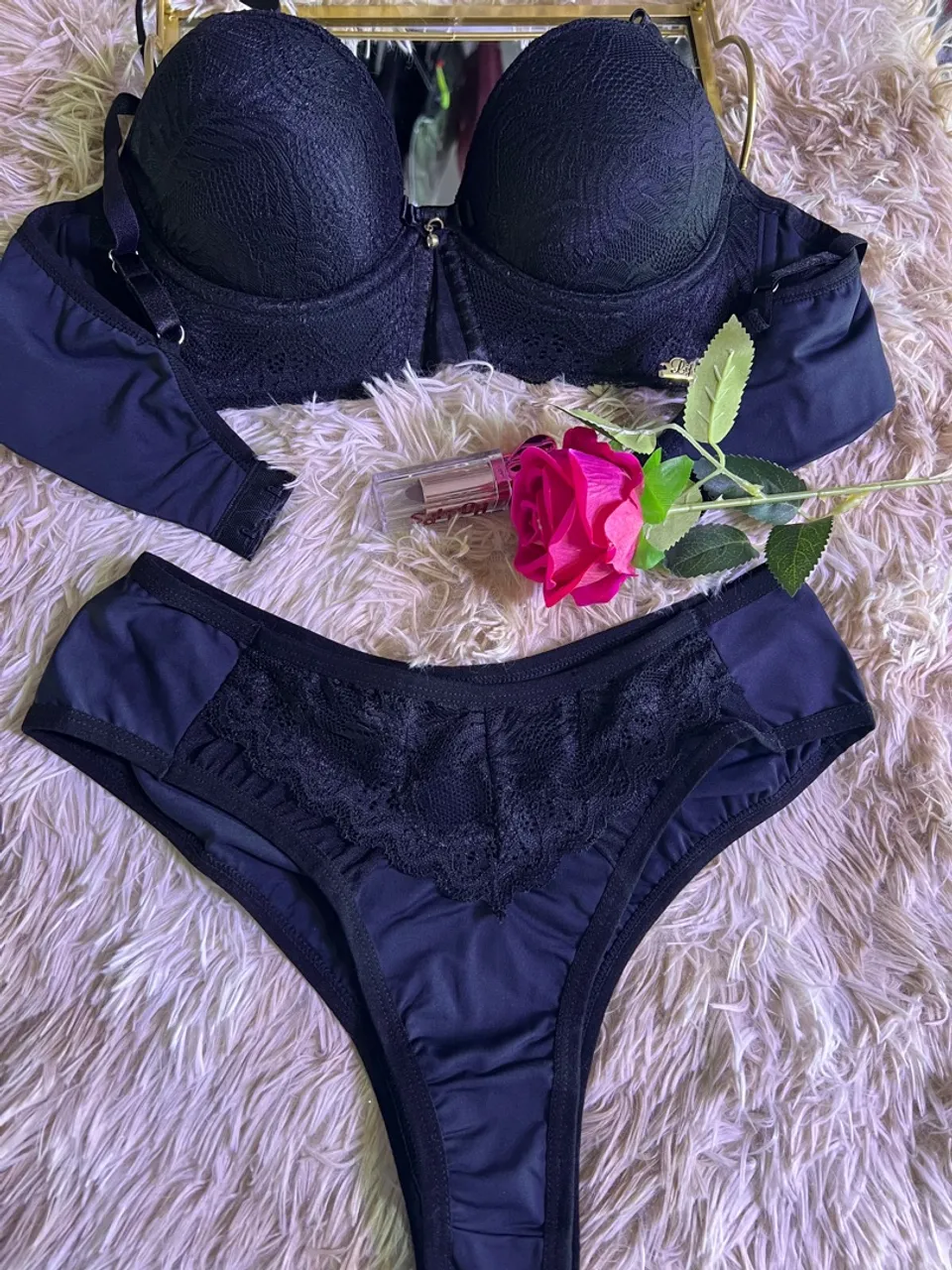 Conjunto de lingerie preto com detalhes em renda