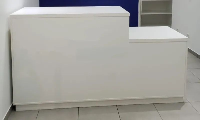 Balcão em MDF com prateleiras internas