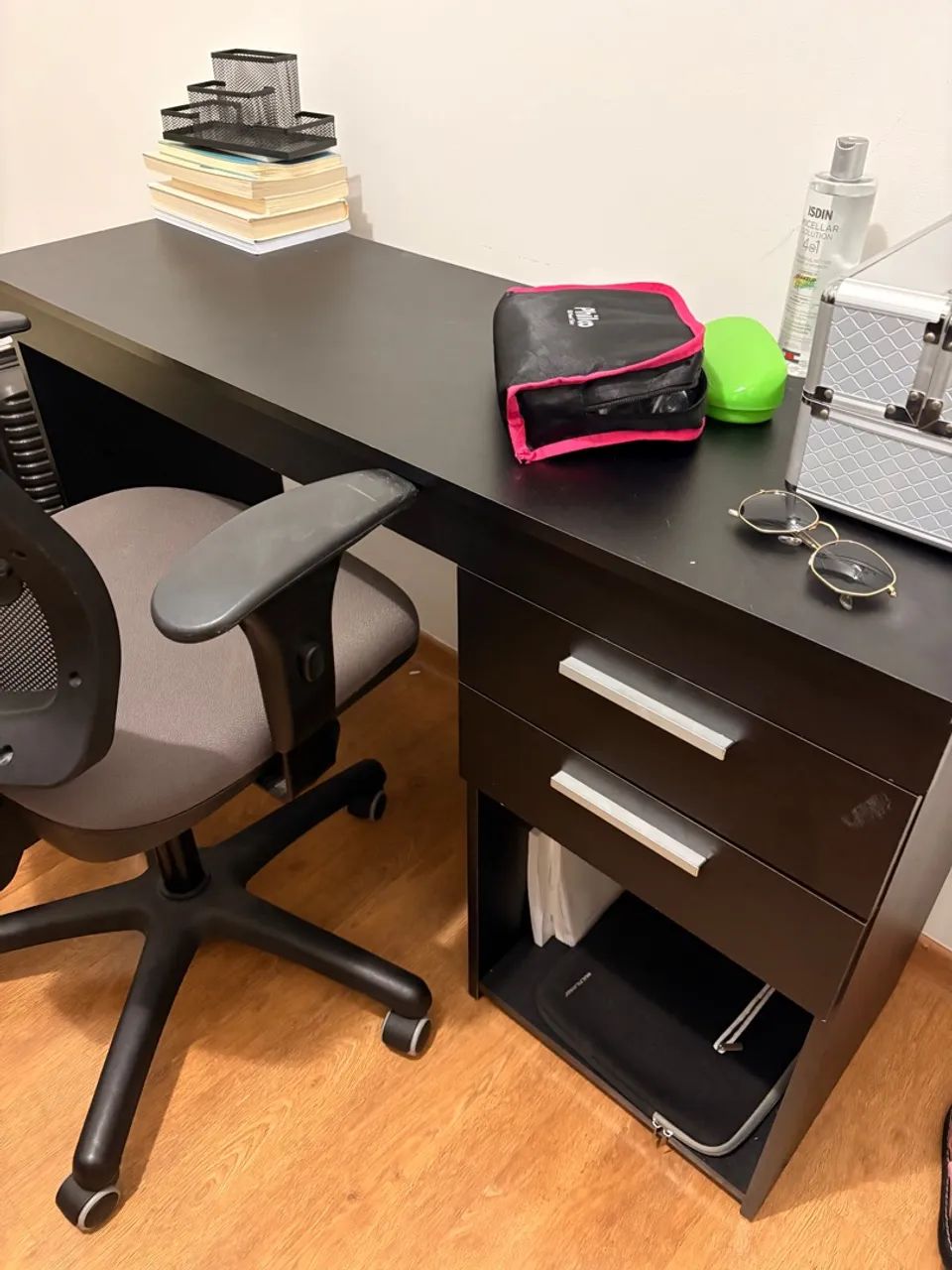 Escrivaninha preta com gavetas - Mesa de escritório 