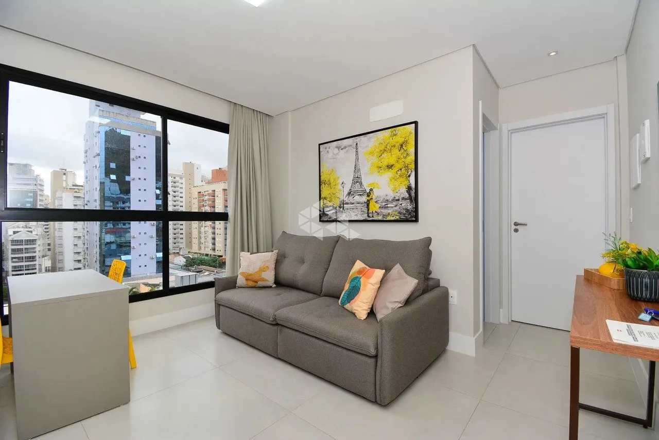 STUDIO MOBILIADO COM 1 QUARTO E 1 VAGA DE GARAGEM NO CENTRO DE FLORIANÓPOLIS