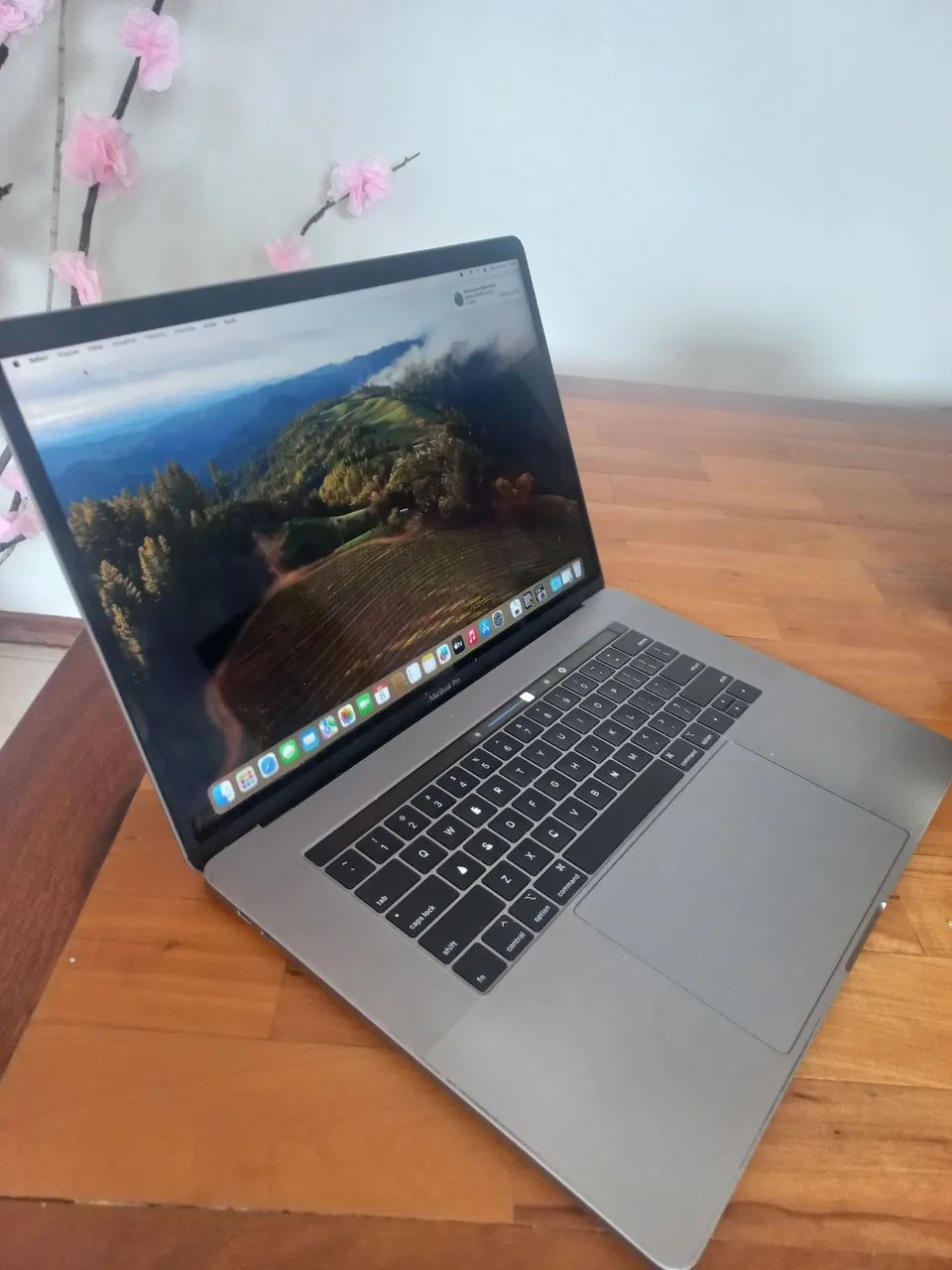 254）MacBook Pro 2019　i7/16GB/256GB　15インチ Apple MacBook Pro i7 2.6Ghz 16GB RAM 256GB SSD 15.4 Pol. Touch Bar