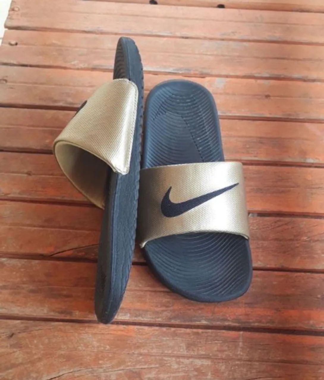 Sandálias Nike Slide Douradas - Foto 4