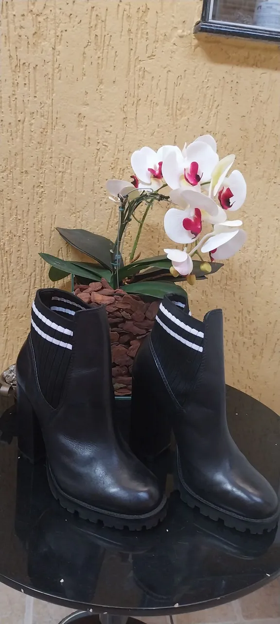 Bota tratotada preta de cano baixo