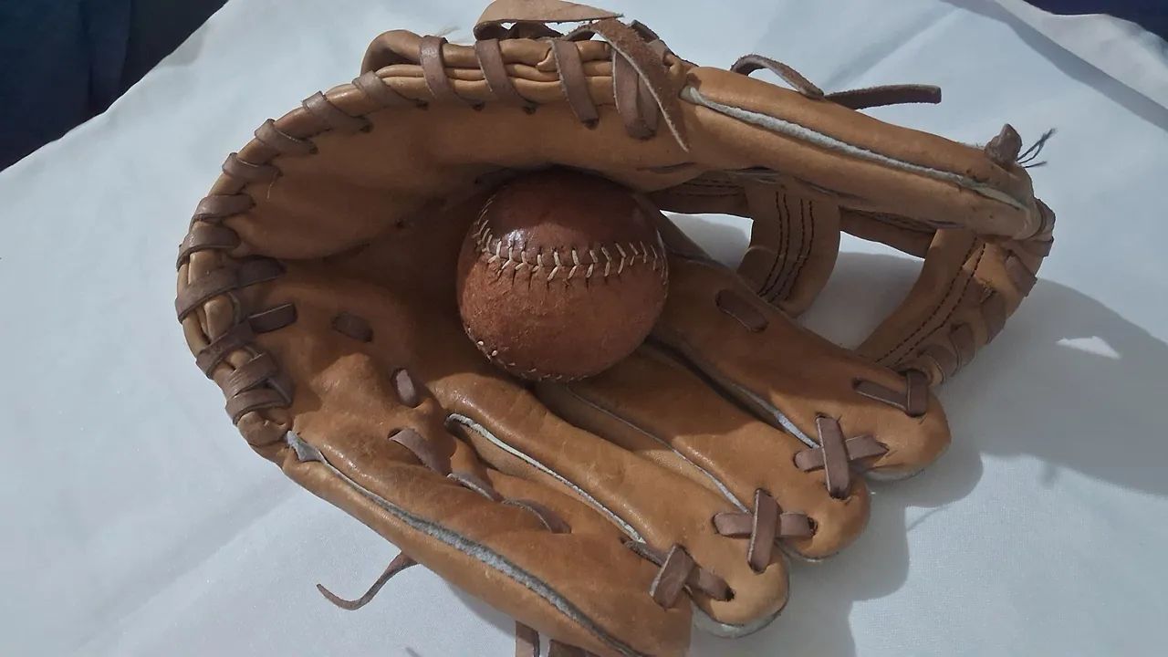 Luva de Beisebol e Bola de Beisebol de couro antiga. - Foto 4