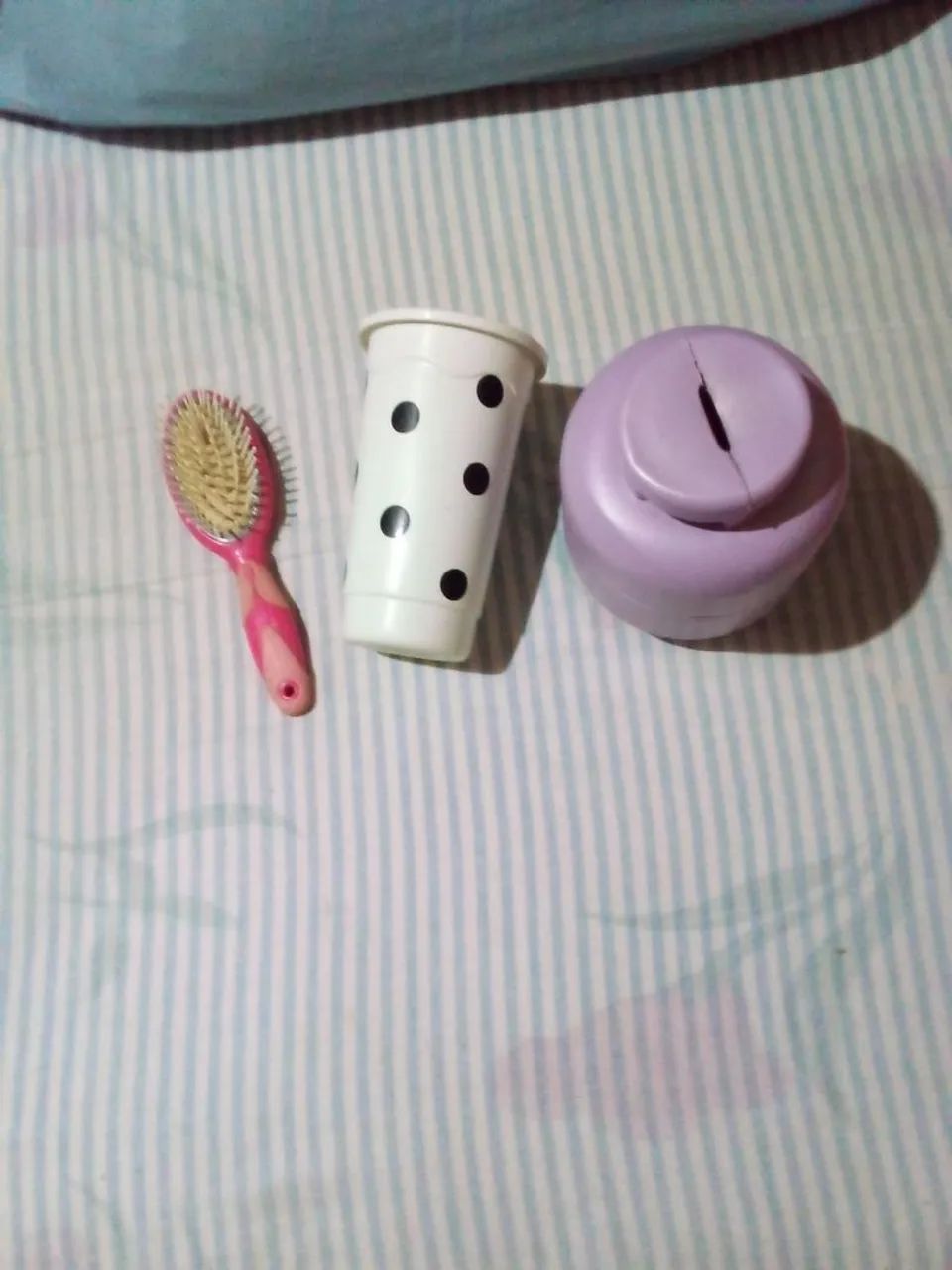 1 cofrinho,1 copinho e uma escovinha pra crianças !!!