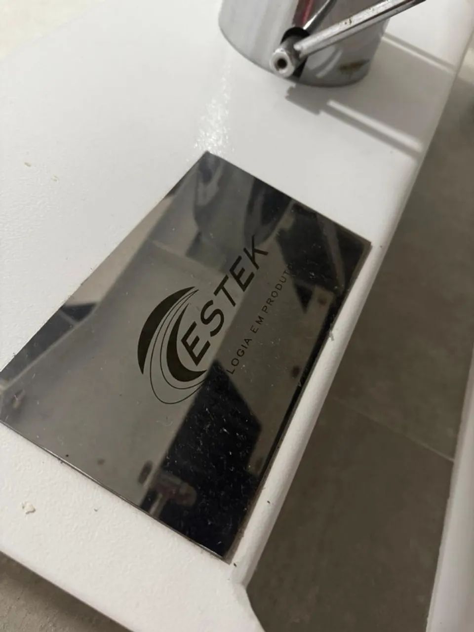 Maca de estética marca Estek com ajuste manual e rodas - Foto 3