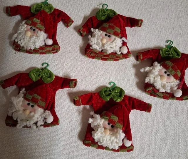 Conjunto com 5 Mini Roupinhas de Papai Noel