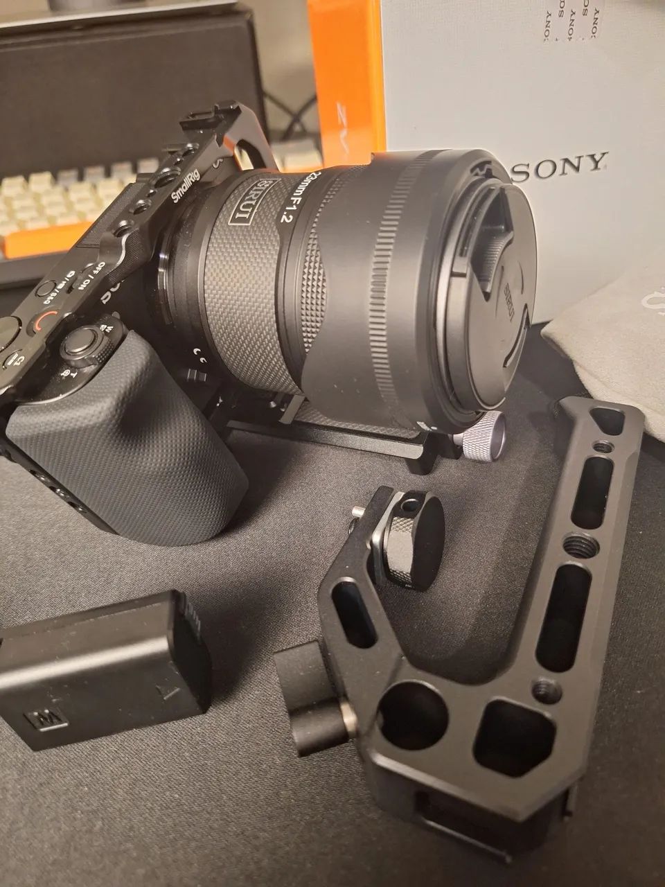 Câmera Sony zve10 com Lente Sirui 23mm F1.2