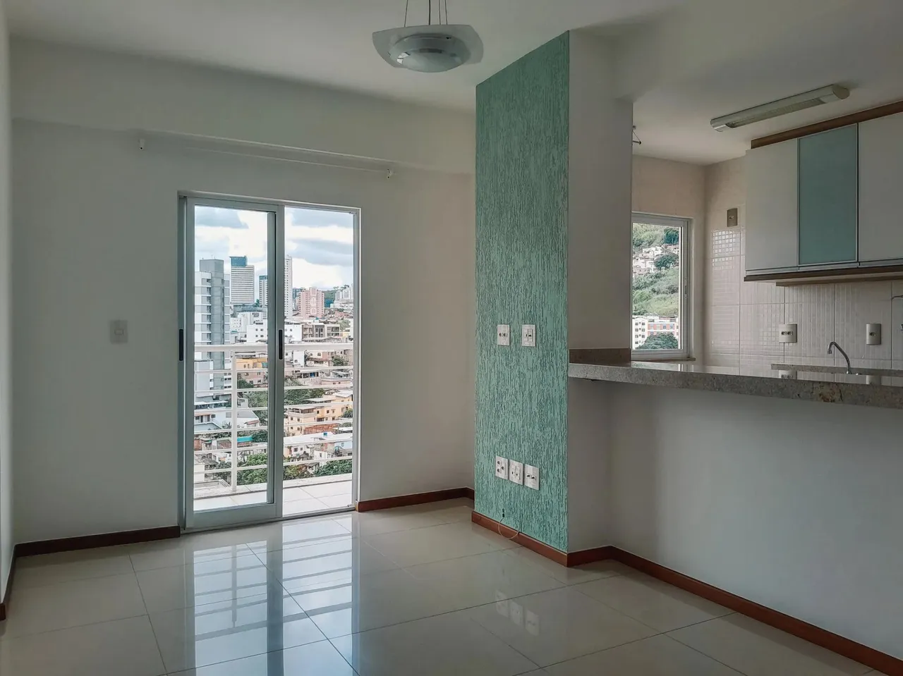 Quarto e sala com vista livre e vaga para locação
