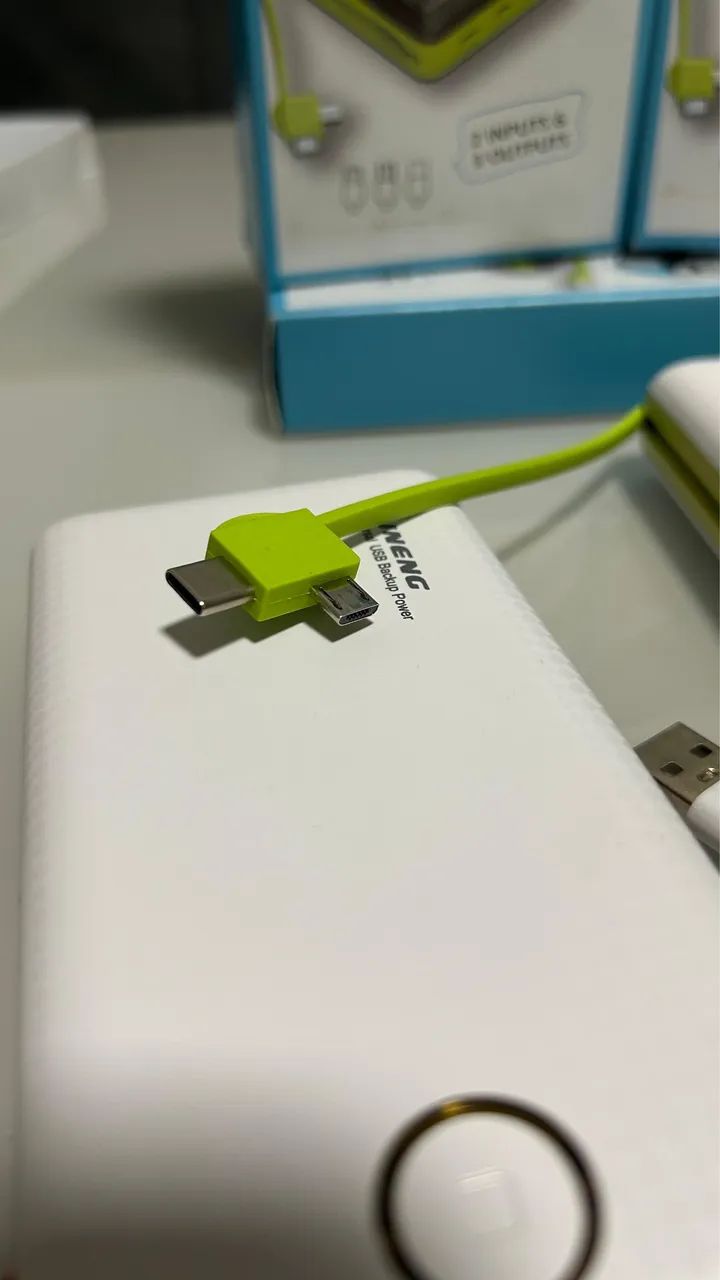 Power Bank de 2000mAh com 2 entradas e 3 saídas 