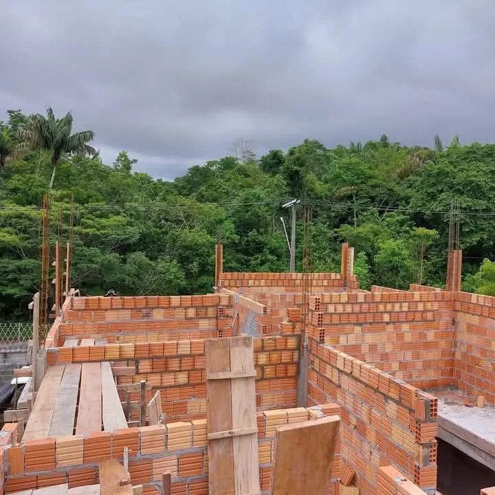 Pedreiro mestre de obra com equipe 