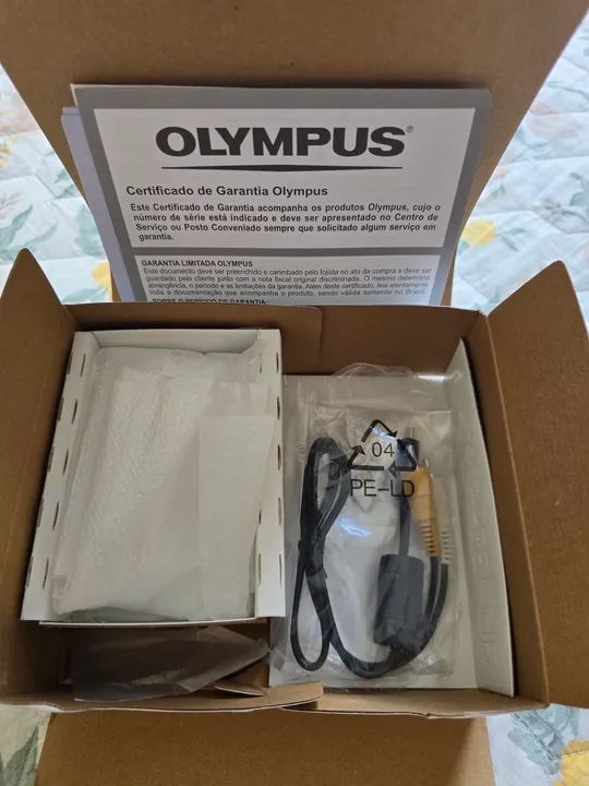 Câmera Olympus com acessórios