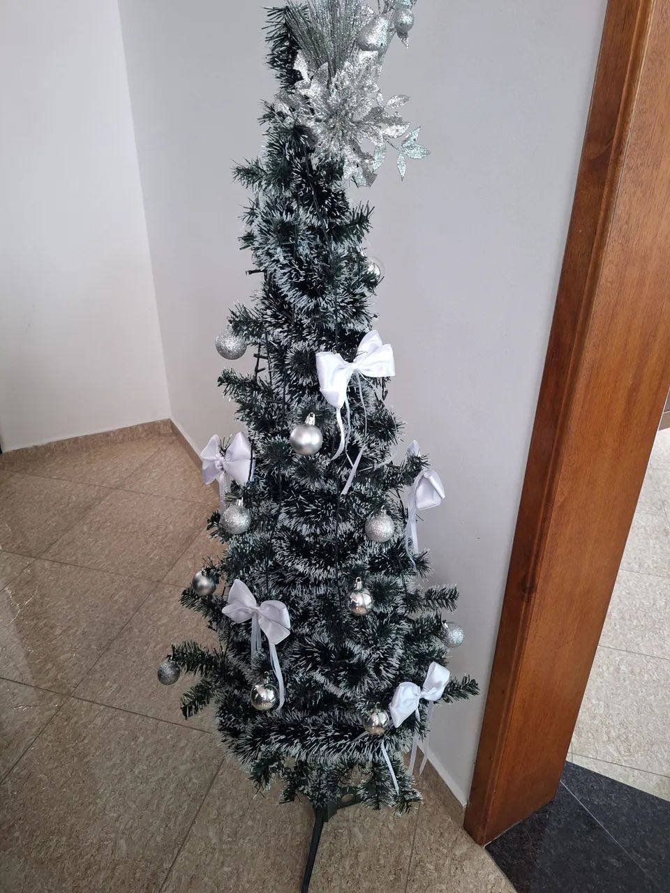 Árvore de natal decorada - Foto 2