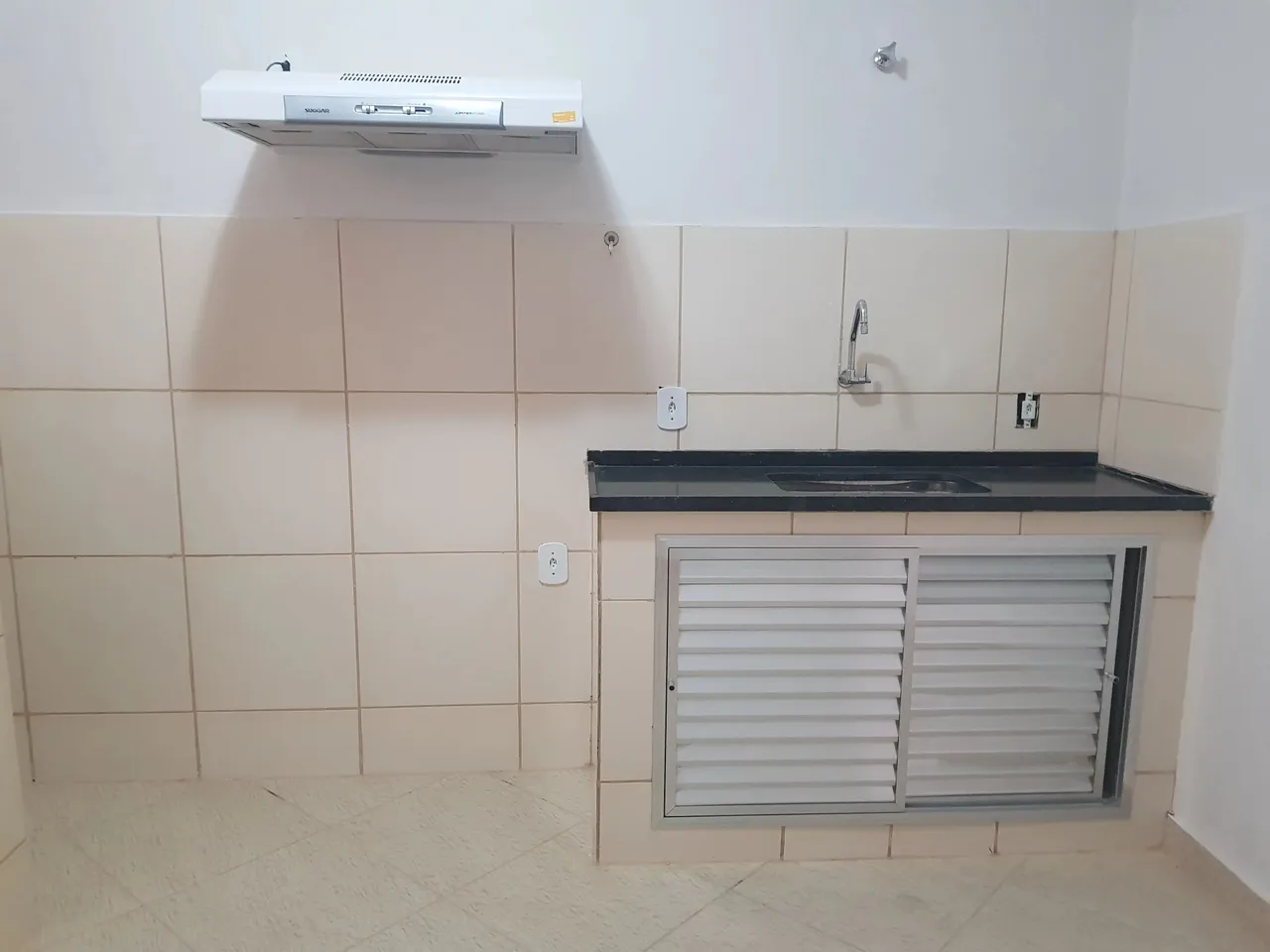 Imóvel para aluguel possui 20 metros quadrados com 1 quarto em Liberdade - Rio das Ostras 