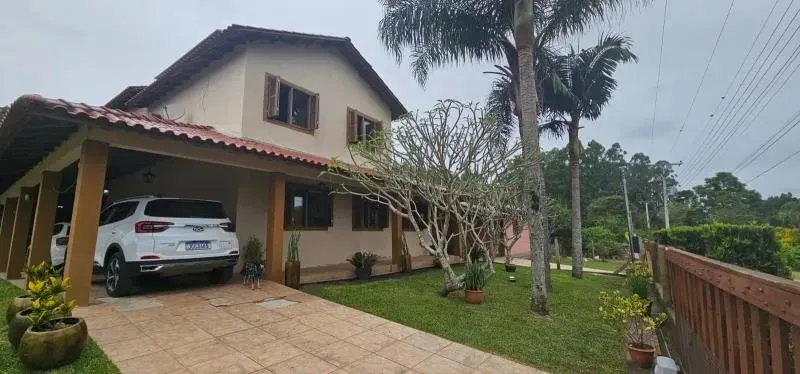 Velleda oferece encantador sítio em Águas Claras, condomínio fechado, com casa, galpão e p
