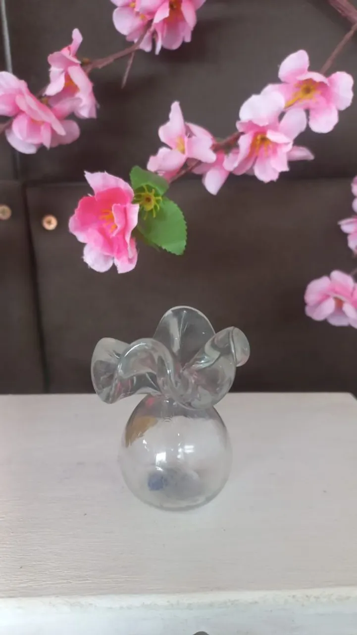Vaso em cristal, ideal para decoração sofisticada.