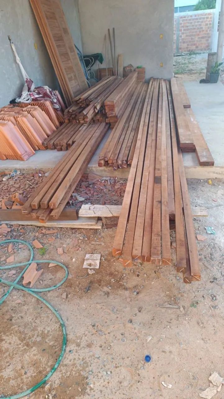 Telhas e madeiras novas de boa qualidade 