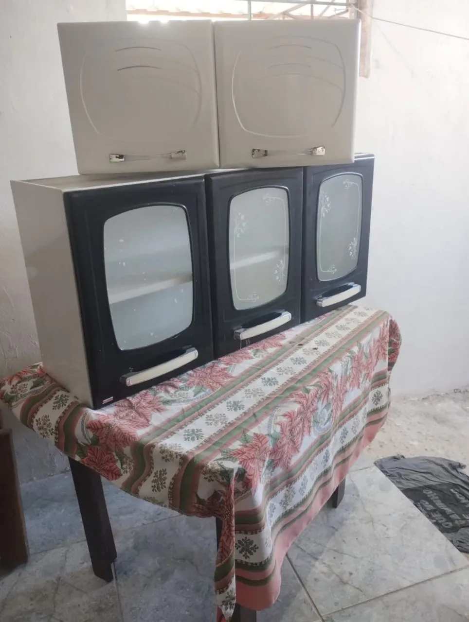 Dois armário de parede de aço semi novo pra vim buscar aqui em prazeres