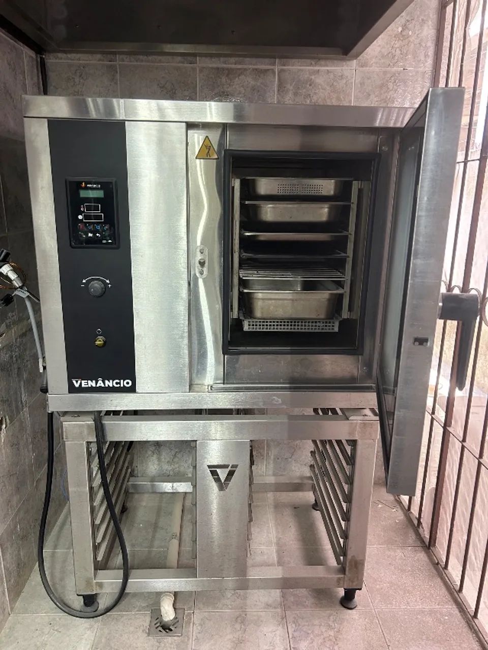 Forno combinado profissional Venâncio com 7 gns e cavalete original, pouco usado, ótimo.