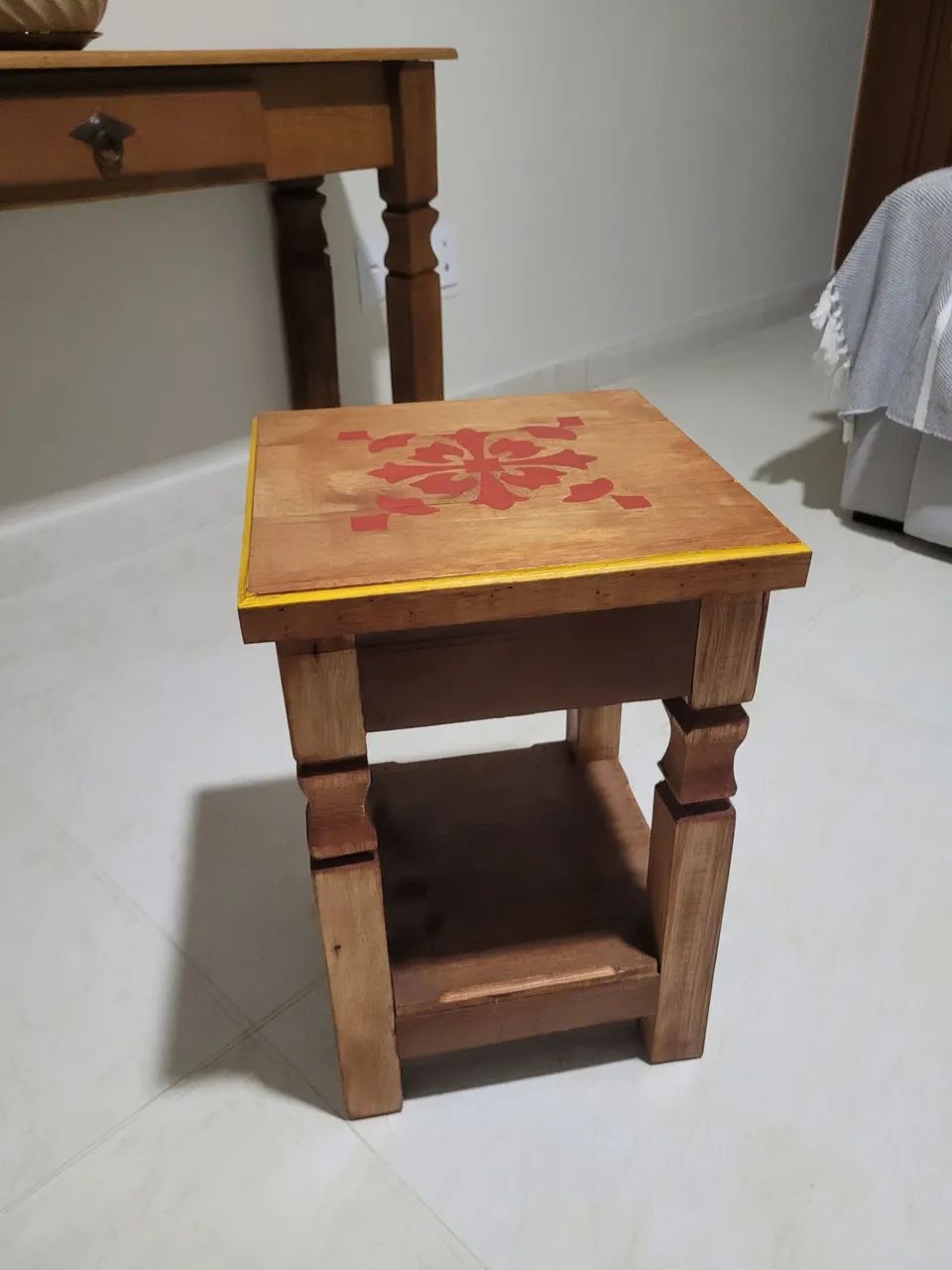 Mesa de Apoio Rústica em Madeira Maciça de Demolição - Foto 3