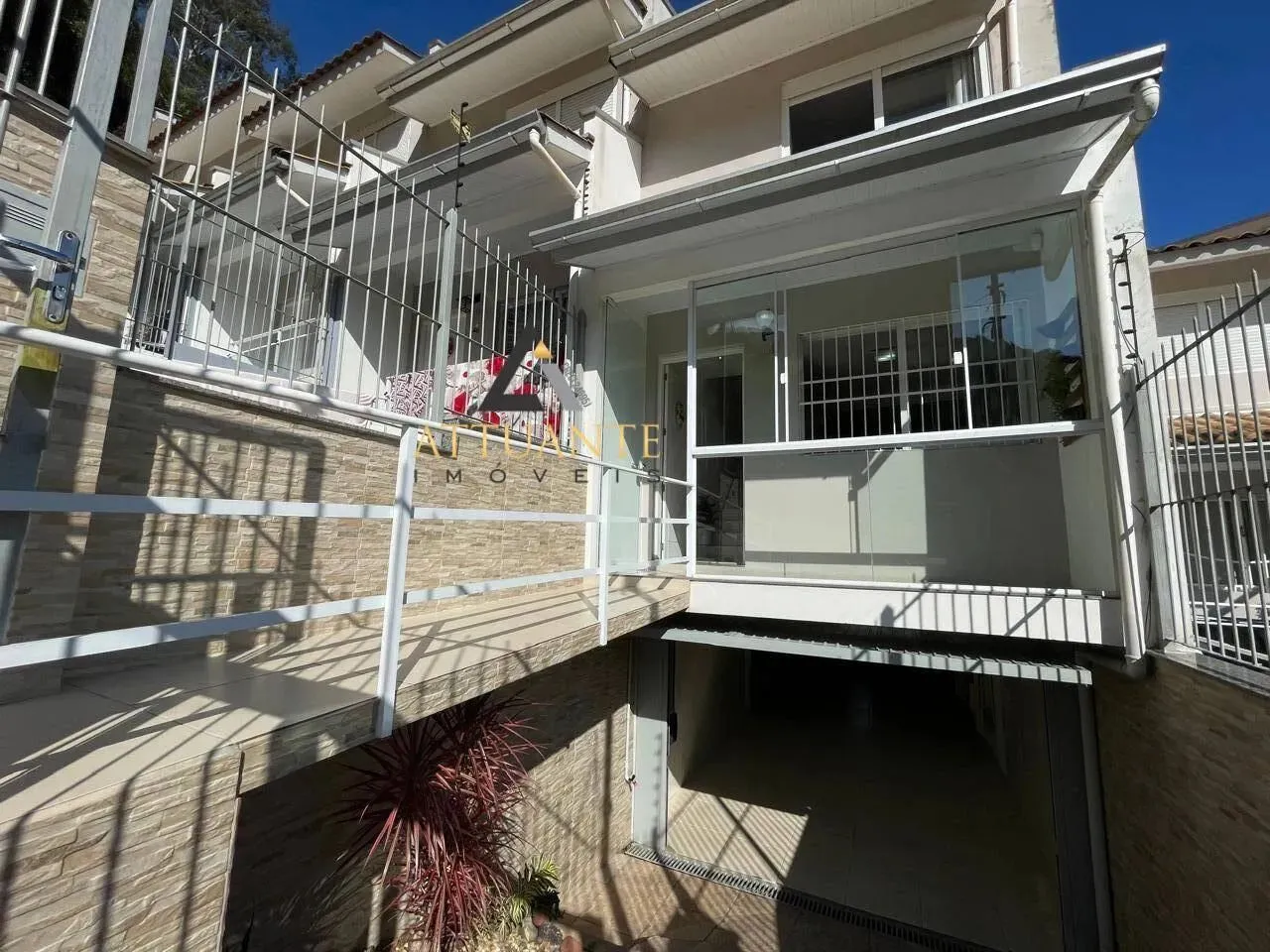 Sobrado Triplex Semi Mobiliado no Bairro São Luiz com Entrada Individual