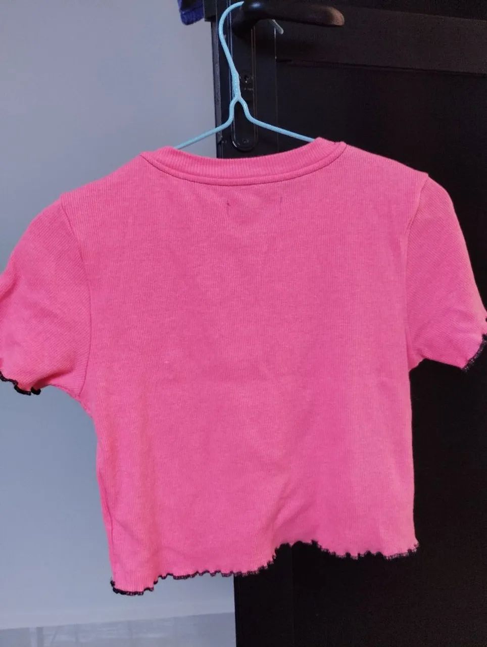 Blusa Cropped Rosa com Borboleta - Foto 2