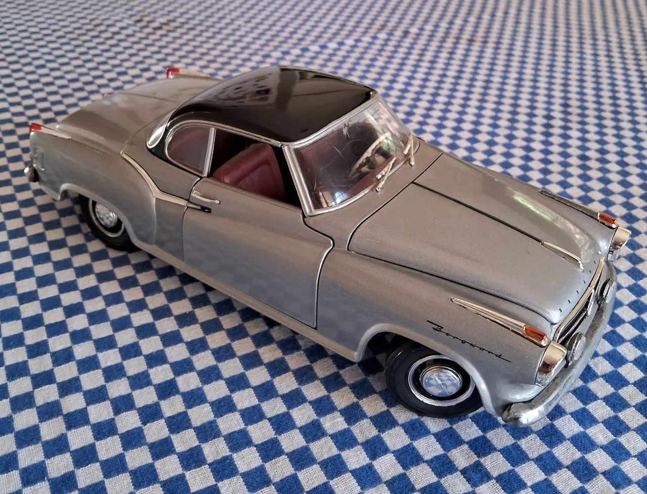 Miniatura Revell Borgward Isabella 1:18 - Foto 4