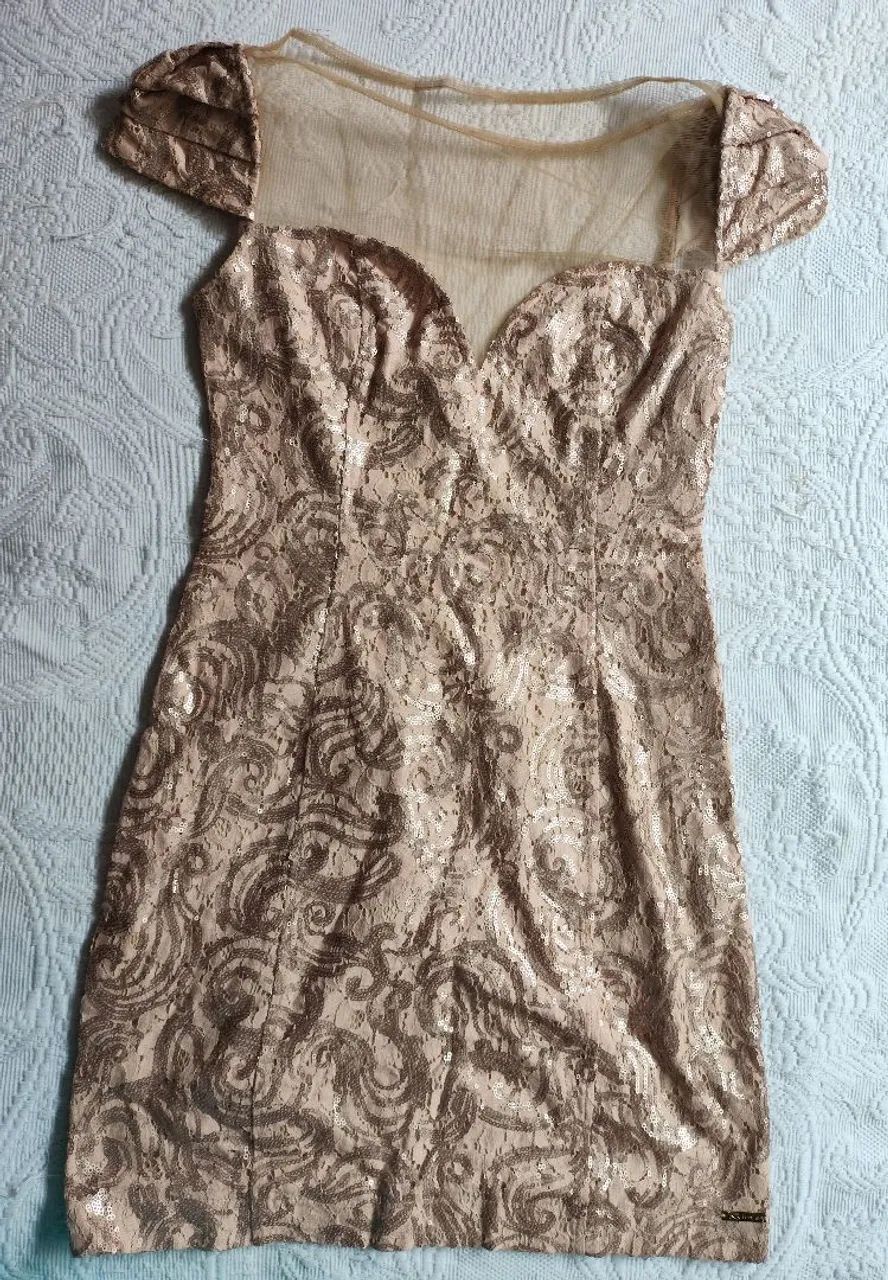 Vestido dourado de festa